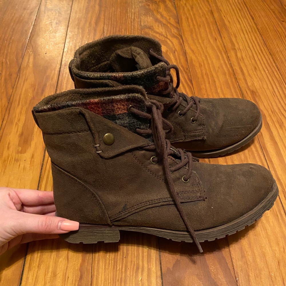 Combat boots